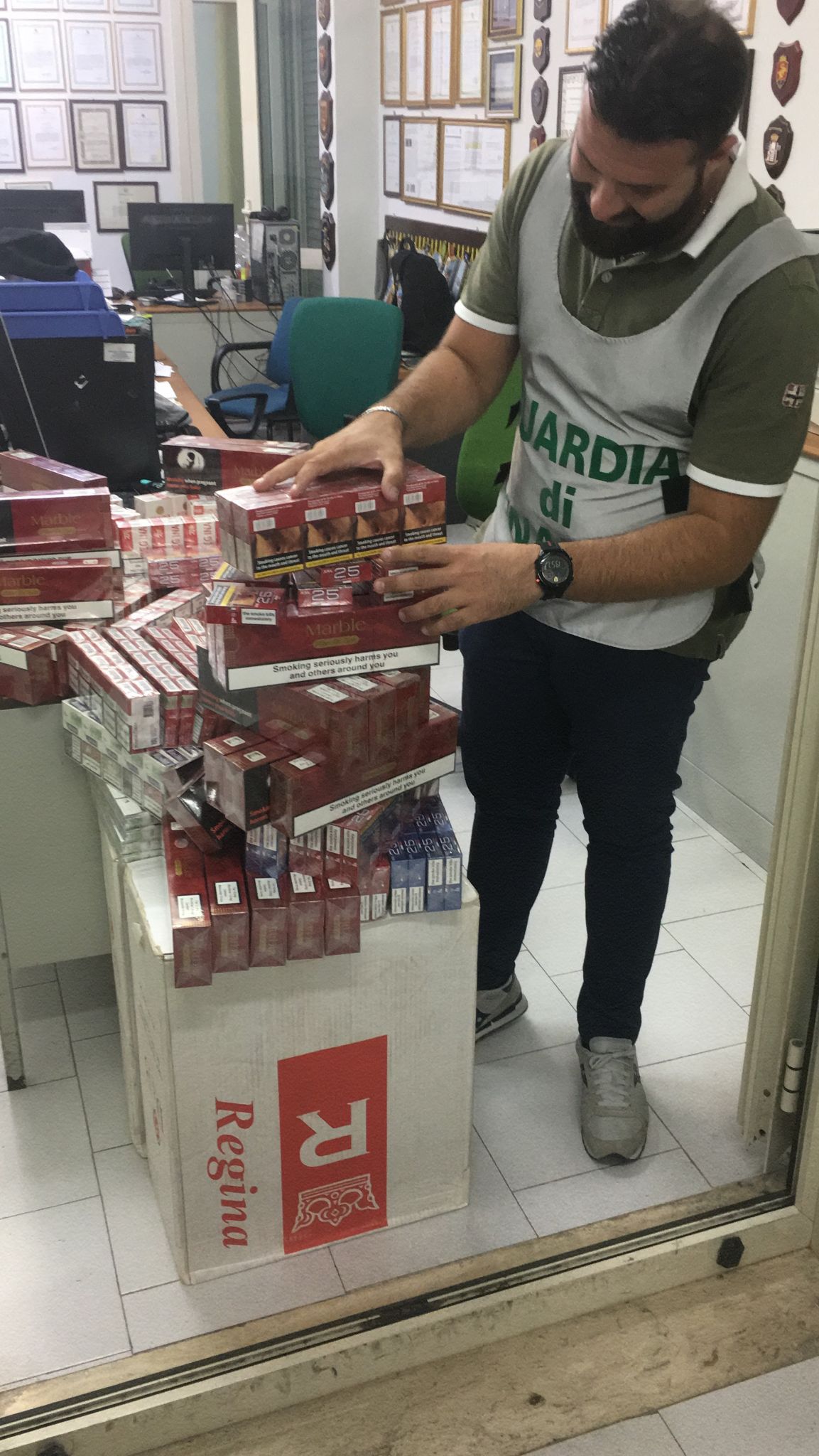 Mondragone, recuperati 1500 pacchetti di ‘bionde’ nei Palazzi Ciriro