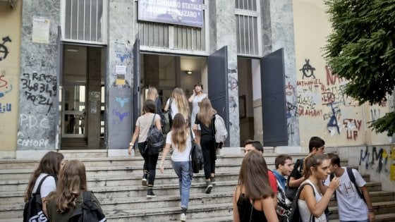 Napoli, al Sannazaro dopo la sospensione della preside tra gli studenti ‘c’è aria più leggera e fresca’