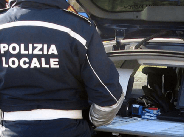 Napoli, controlli dei vigili a Soccavo e Pianura: multe agli ambulanti