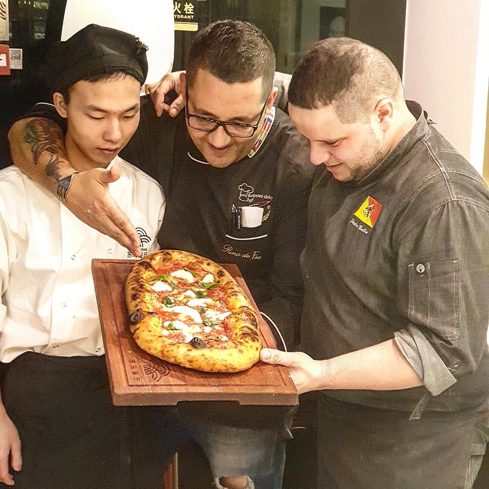 Cina, tutti pazzi per la pizza dello chef stabiese Rino De Feo