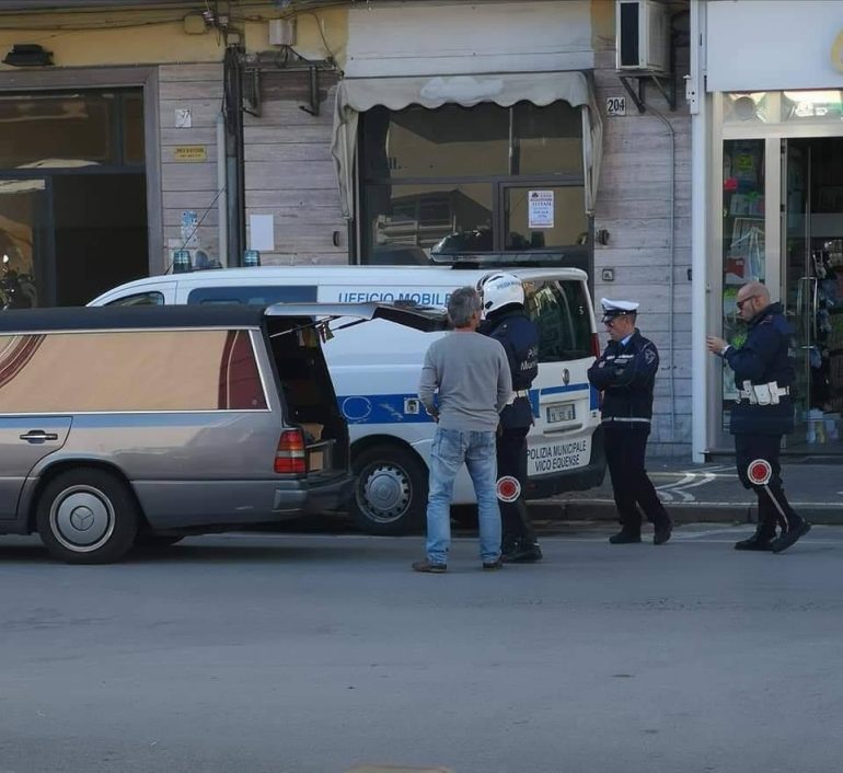 Castellammare di Stabia – carro funebre usato per dormire. Insolita scoperta dopo un controllo dei vigili urbani