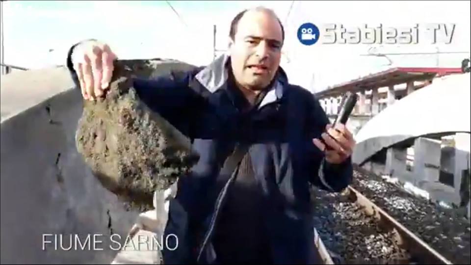 Immagini shock da Moregine: il ponte si sbriciola per l’esondazioni del Sarno e le vibrazioni dei treni