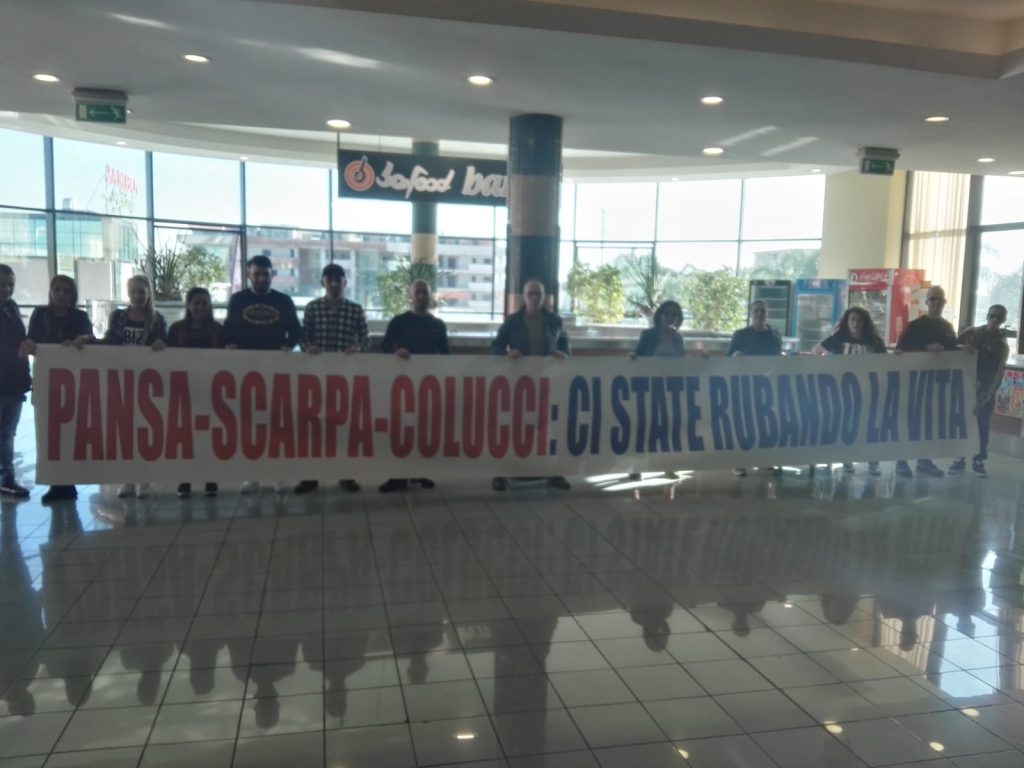 ‘Ci state rubando la vita”: protesta dei dipendenti del Be Food ‘cacciati’ dal centro commerciale Jambo