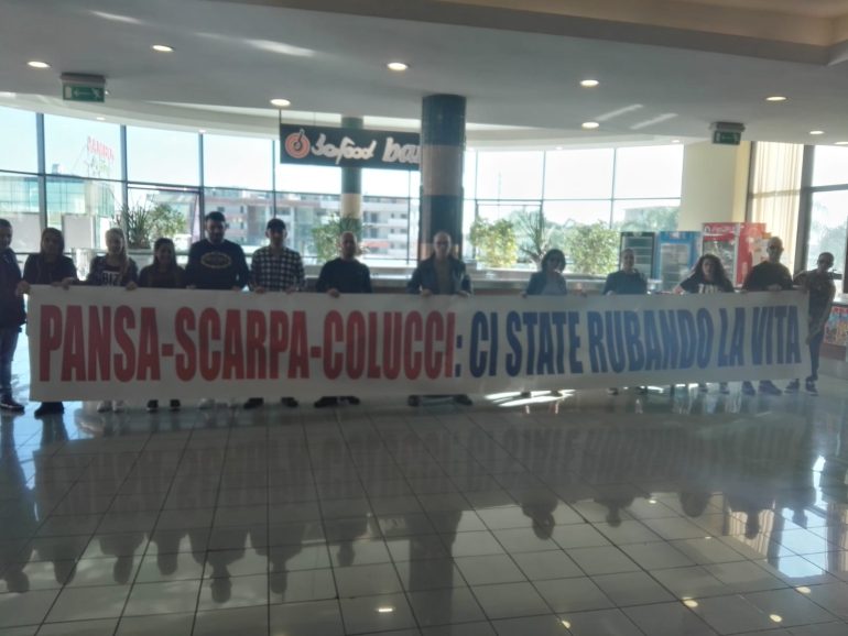 ‘Ci state rubando la vita”: protesta dei dipendenti del Be Food ‘cacciati’ dal centro commerciale Jambo