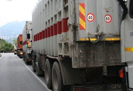 Discarica di Maruzzella: gli operai bloccano i camion