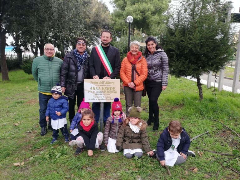 Mugnano, Festa dell’Albero, i bimbi della Sequino piantano un albero in villa Rodari