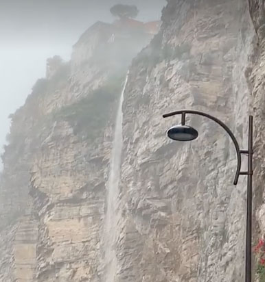 ‘Meta falls’: in Penisola sorrentina la pioggia provoca una cascata. IL VIDEO