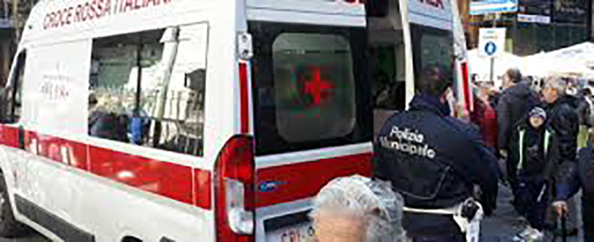 Napoli, tragedia sfiorata ai Decumani, turista infartuata: l’ambulanza arriva a fatica a salvarla