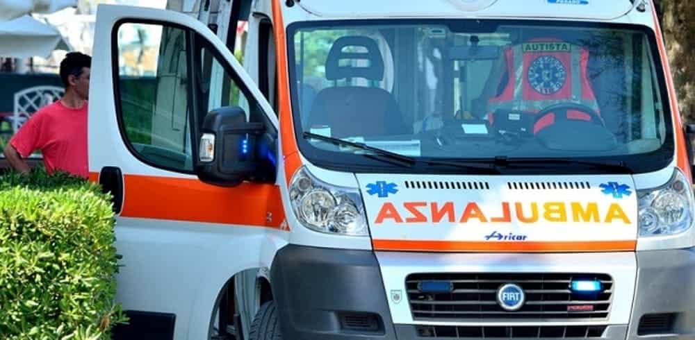 Coronavirus: ambulanze in piazza a Napoli,omaggio alla città