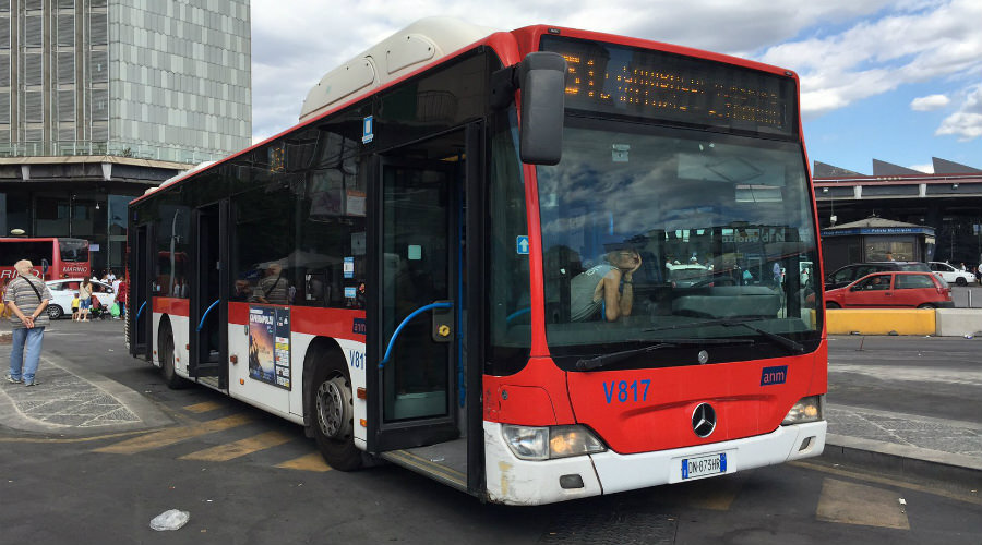 Napoli, sassi contro i nuovi bus Anm in piazza Nazionale: nessun ferito