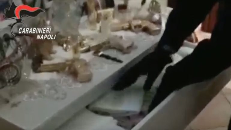 Napoli, blitz alla ‘Masseria Cardone’: tre in cella. Trovate bomboniere e confetti a forma di pistola e un minore evaso dalla comunità