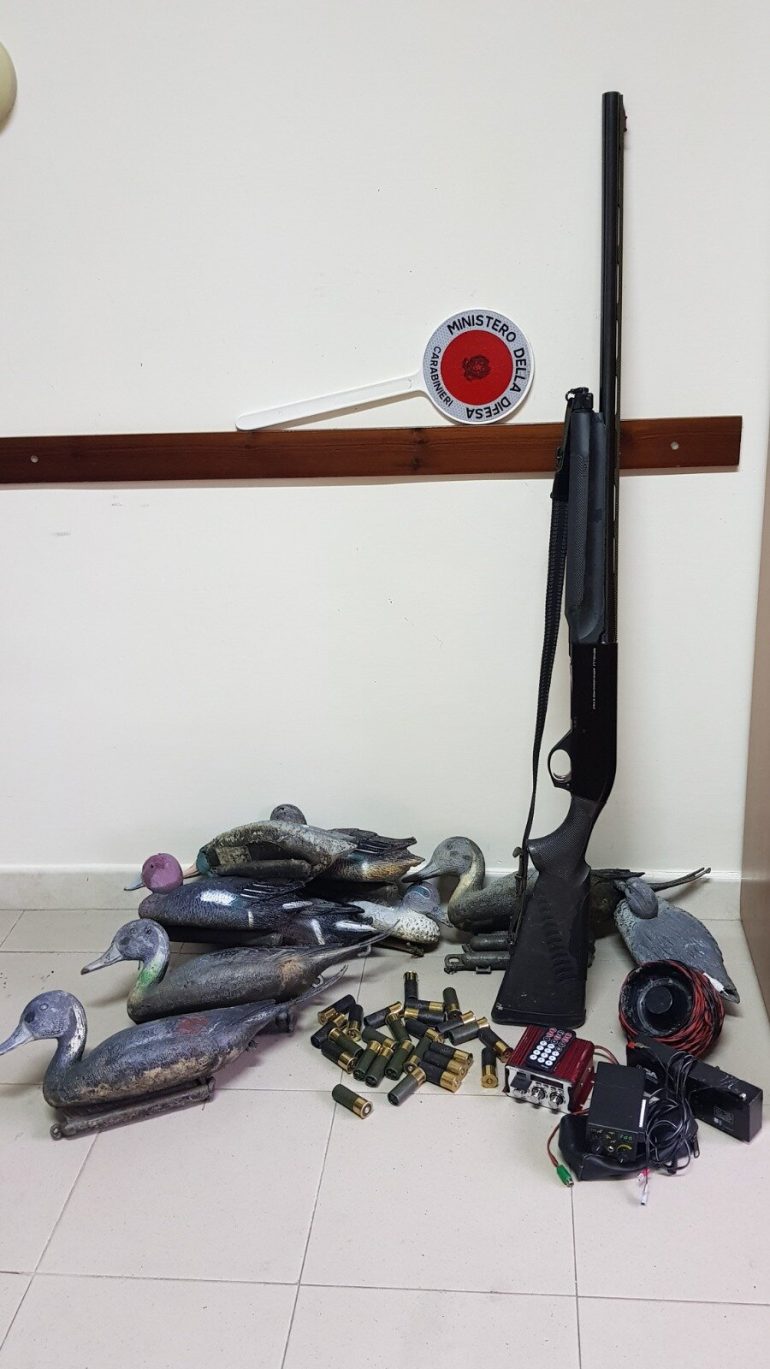 Villa Literno, denunciati tre bracconieri: sequestrati fucili e strumenti da caccia