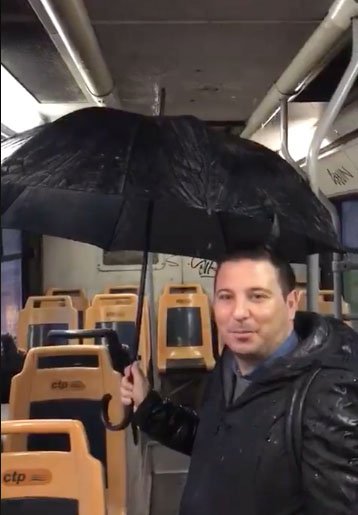Napoli, piove nei bus Ctp: dipendenti con ombrello. IL VIDEO