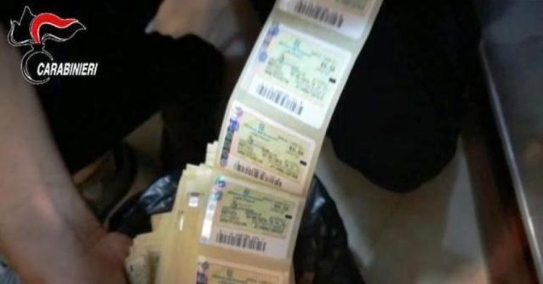 Marche da bollo false tra Napoli e Caserta, coinvolti avvocati e scuole guida: 101 indagati. TUTTI I NOMI