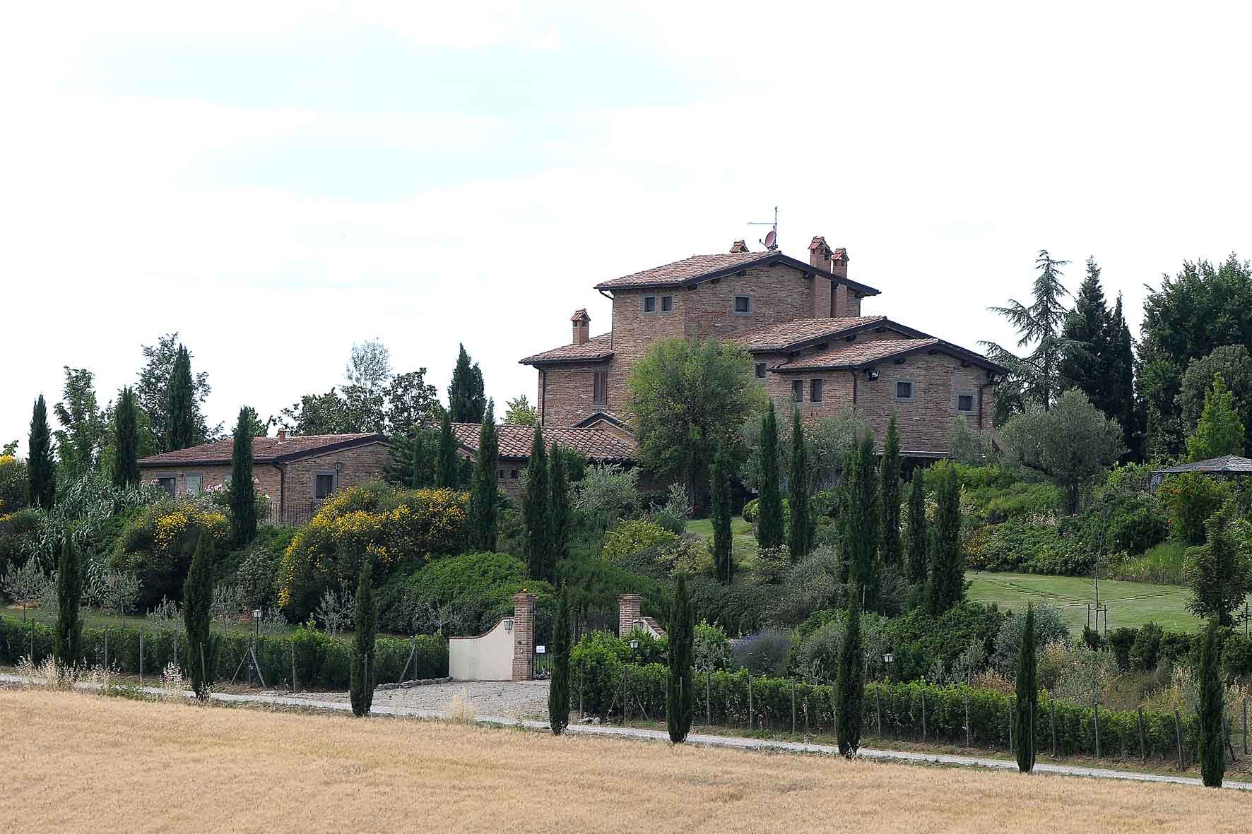 Bassolino vende il suo casale di lusso in Toscana