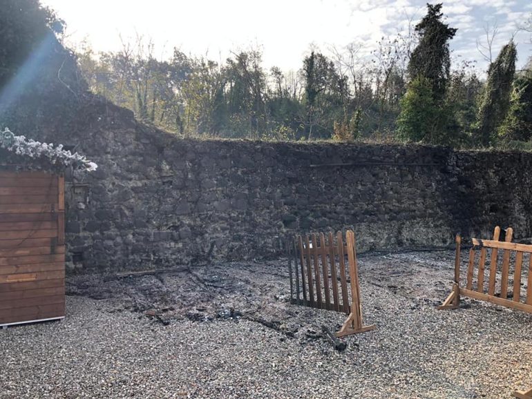 Incendiate le casette dei Mercatini al Castello, al Palazzo Mediceo di Ottaviano alla vigilia dell’inaugurazione