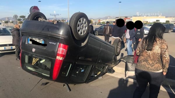Auto si ribalta nel parcheggio del centro ‘Campania’: donna ferita