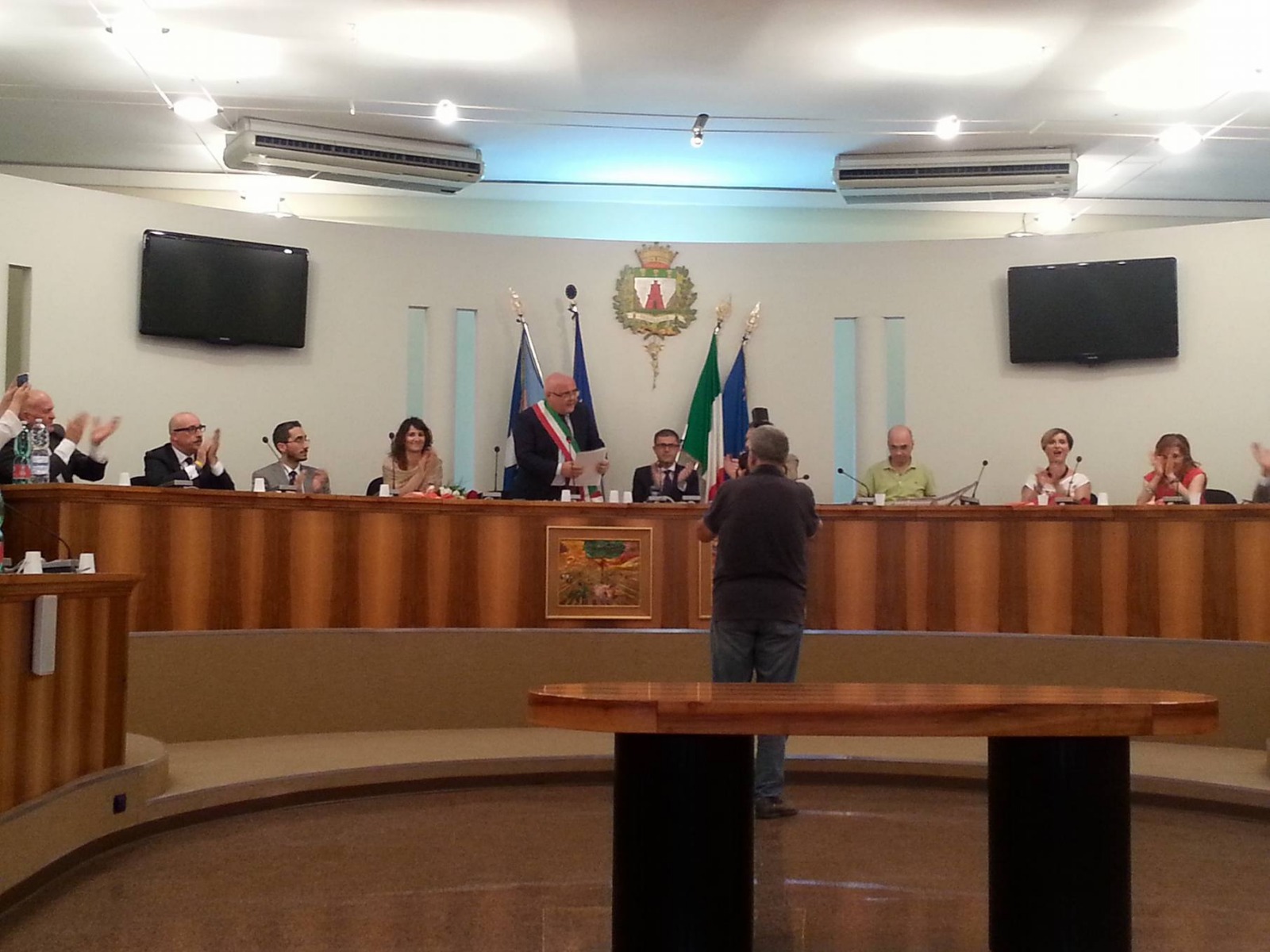 Marcianise, 600mila euro ‘pagati’ dal Comune ad Ecocar inquisita dalla Dia: l’opposizione attacca il sindaco