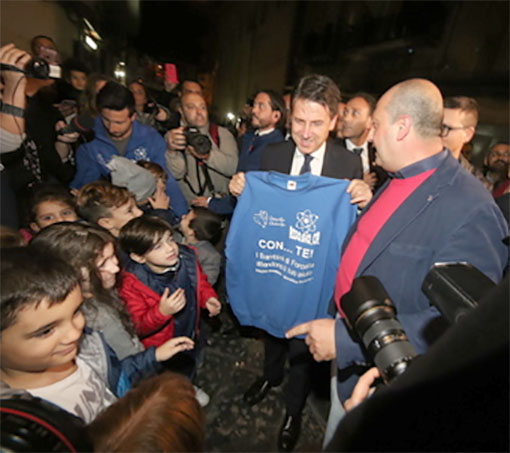 Il premier Conte a Napoli visita l’associazione anti camorra di Forcella, scambio di doni con i bimbi