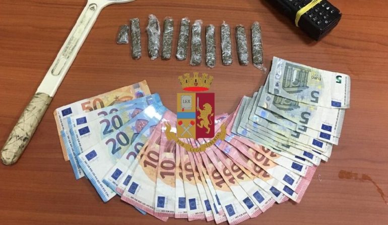 Napoli, vendeva ‘fumo’ in strada: preso 18enne