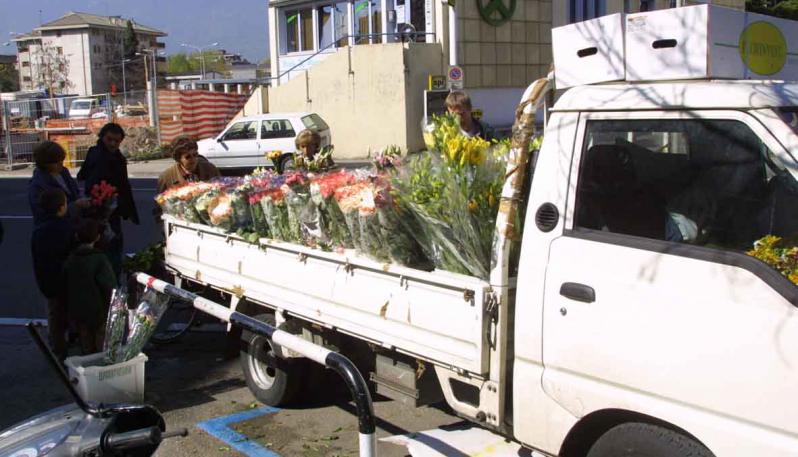 Festa di Ognissanti la Finanza denuncia 8 venditori abusivi di fiori nel Napoletano