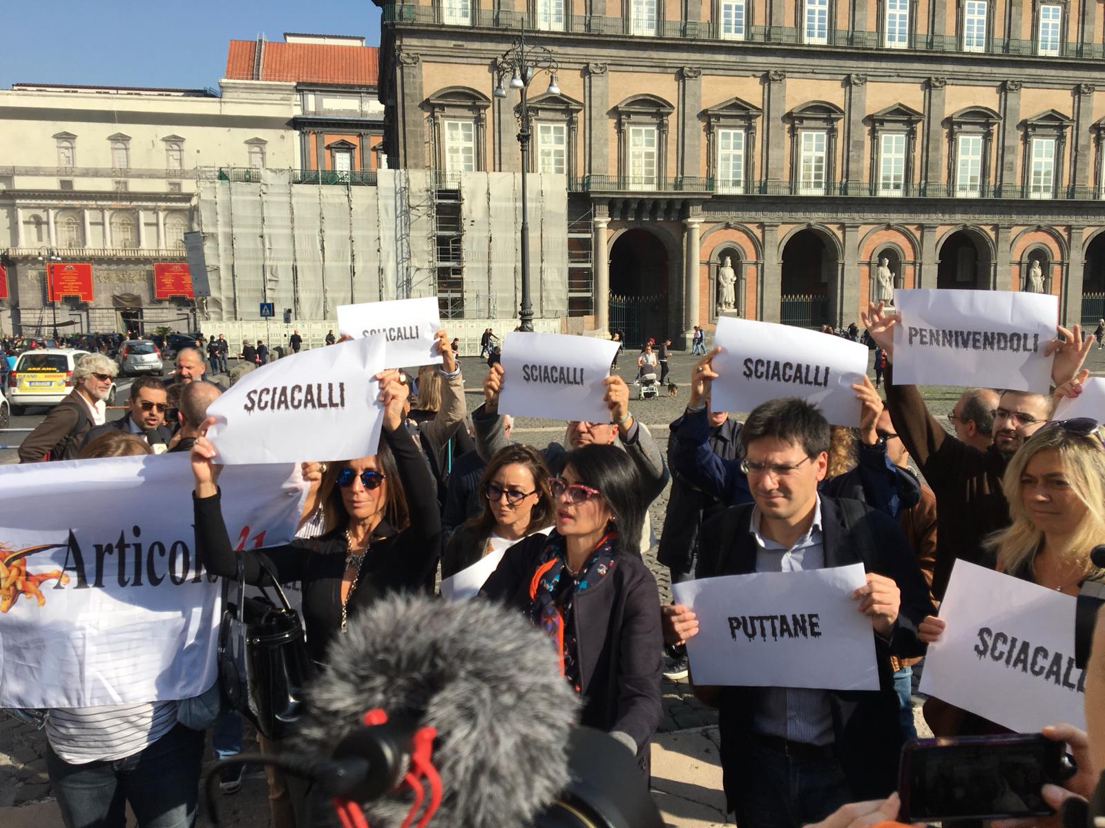 Napoli, flash mob dei giornalisti in difesa dell’informazione
