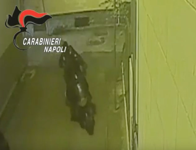 Baby camorrista spara contro i carabinieri e poi nasconde la pistola a casa del nonno: arrestati. IL VIDEO