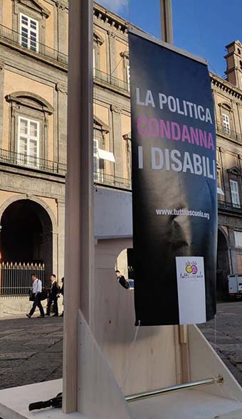Napoli, disabili con la ghigliottina in piazza Plebiscito: ‘Noi condannati a morire’
