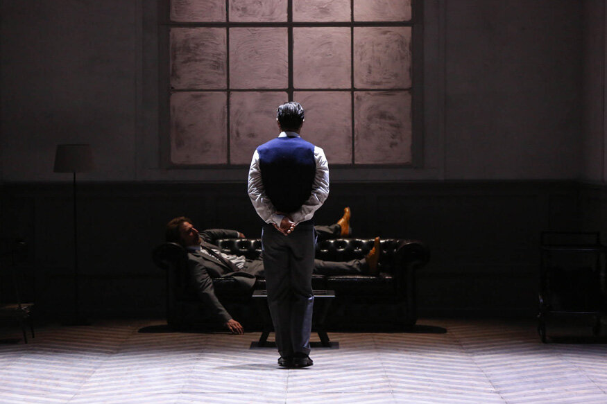 ‘Il servo’ di Robin Maugham in scena al Teatro Nuovo di Napoli per la regia di Andrea Renzi e Pierpaolo Sepe