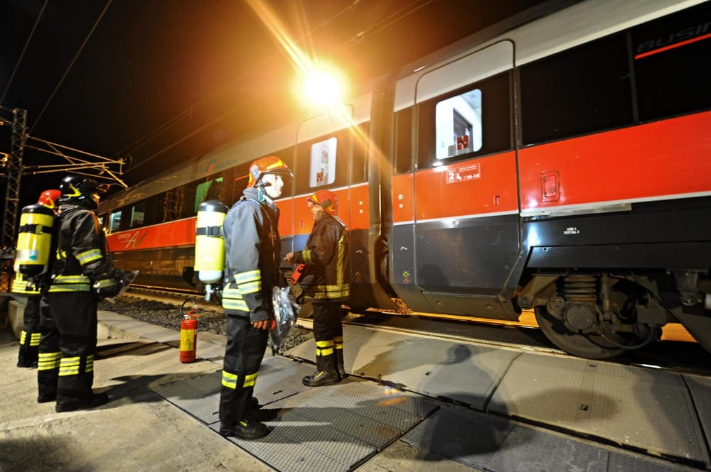 Incendio nella galleria lungo la ferrovia Napoli-Salerno, 5 operai feriti
