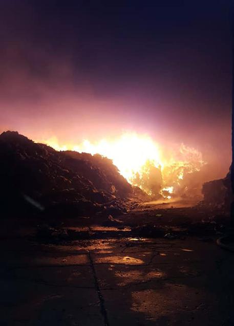 Incendio allo stir di Santa Maria Capua Vetere: domato dopo 36 ore. Dalle telecamere la verità sull’inchiesta