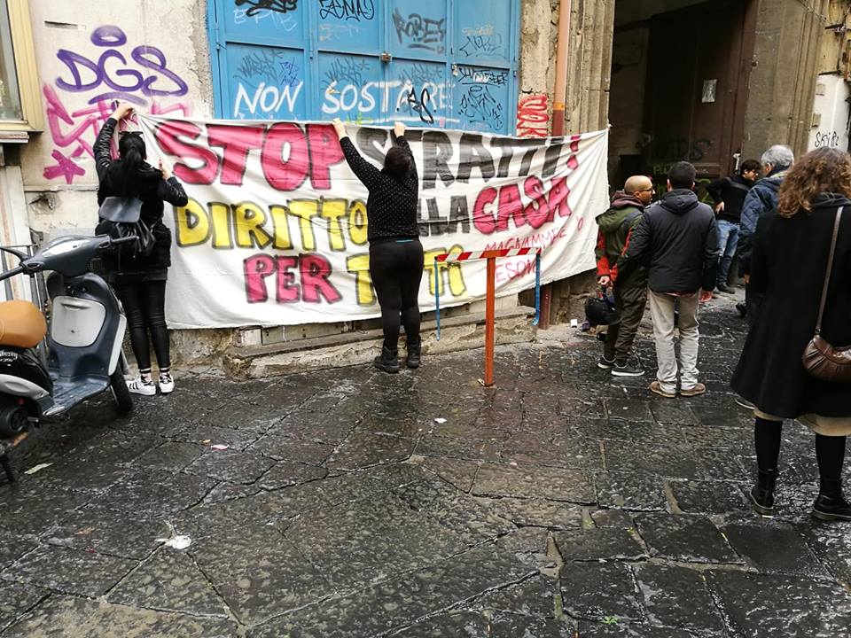 Napoli, comitati bloccano lo sfratto di un’anziana indigente nel centro storico