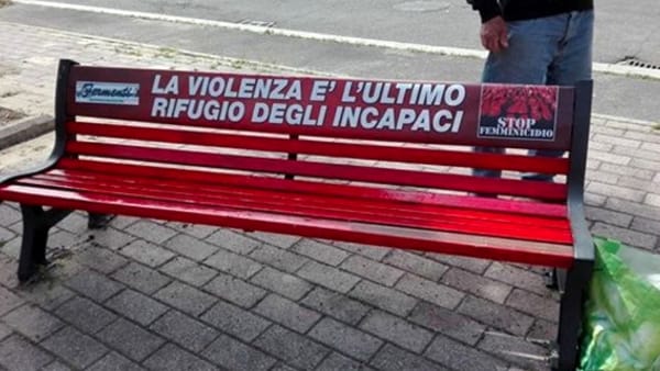 #NonSeiSola, per la violenza sulle donne, incontra gli studenti di Aversa e inaugura ‘Panchina Rossa’