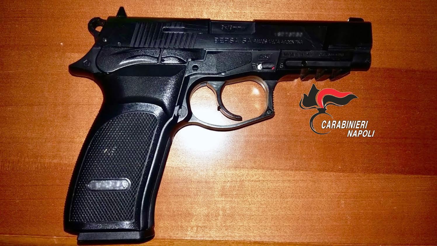 Castellammare, pistola carica e con il colpo in canna negli uffici della ditta: arrestati amministratore e operaio