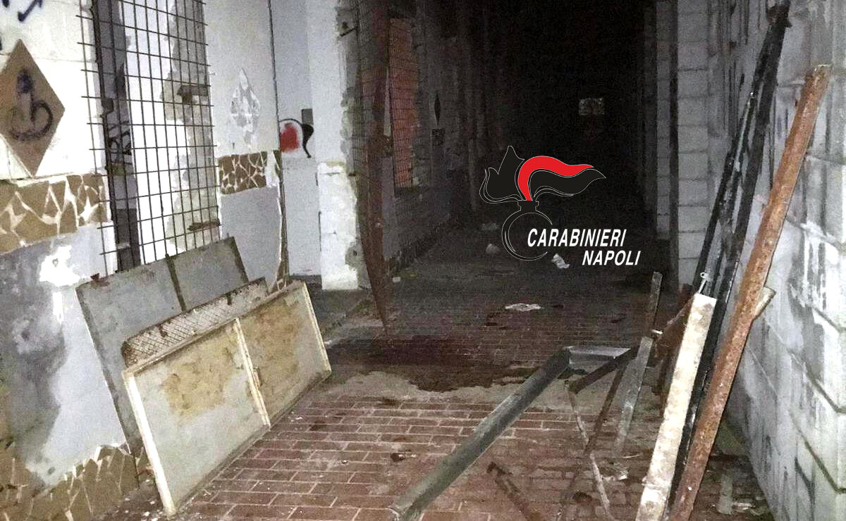 Rubano porte e infissi dal palazzetto dello sport: presi in tre