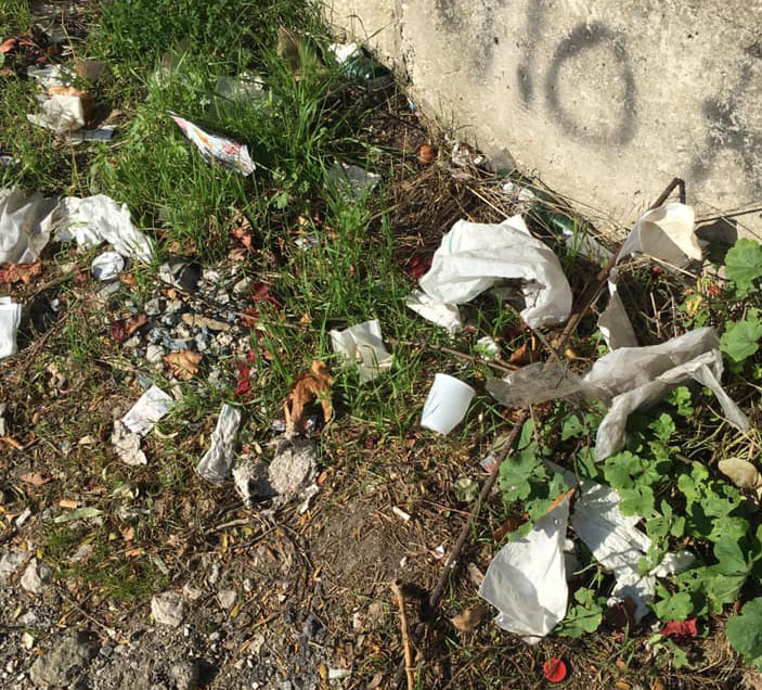 Napoli, ‘Fate l’amore, ma usate il sapone’, la singolare protesta contro l’abbandono di profilattici in strada. IL VIDEO