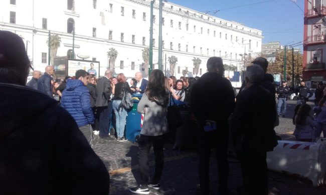 Napoli, proteste delle mamme per la scuola chiusa: strada bloccata, interviene la polizia