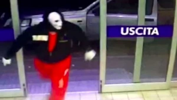 Si maschera per Halloween e rapina un supermercato