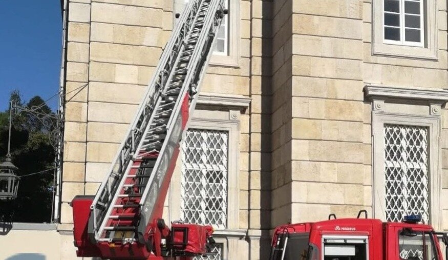 Carabinieri e dei vigili del fuoco alla Reggia di Caserta: trovato un altro capitello pericolante