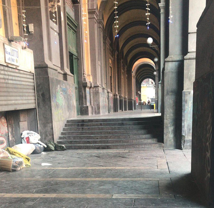Spazzatura abbandonata nella galleria Principe di Napoli: la protesta dei commercianti