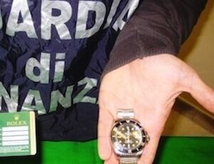 Realizzavano finti Rolex e li vendevano su internet: 11 arresti tra Napoli e Trento, 36 indagati