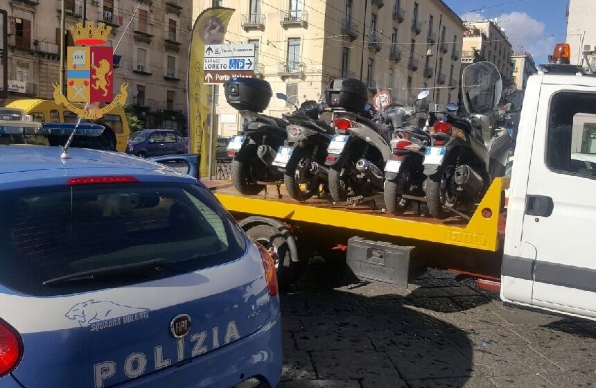 Napoli, sequestrati dieci scooter in piazza Garibaldi
