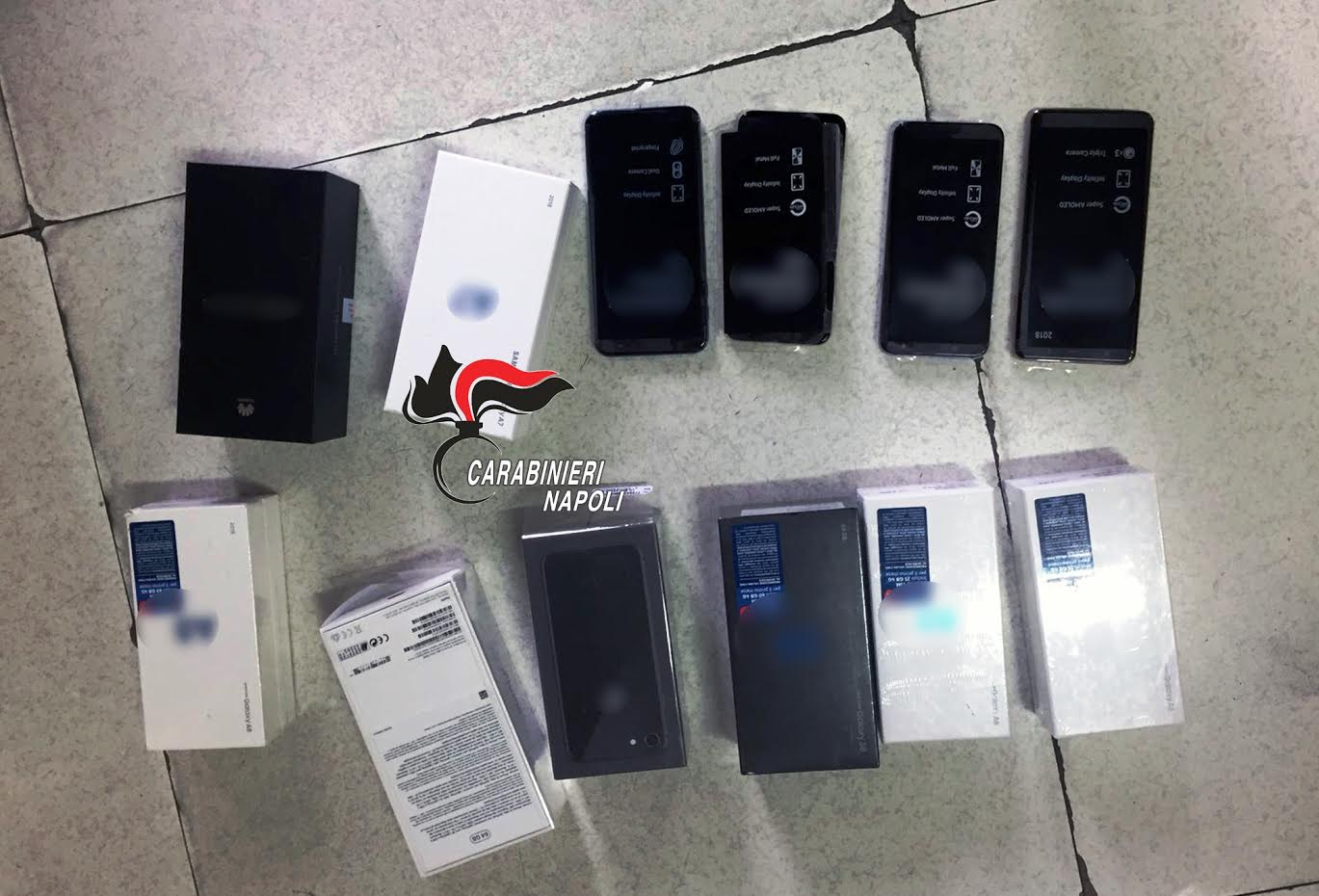 Ruba 12 smartphone dal centro commerciale: rincorso dai commessi, arrestato dai carabinieri