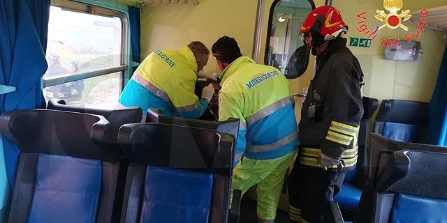 Maltempo, treno investito da una tromba d’aria: passeggeri feriti