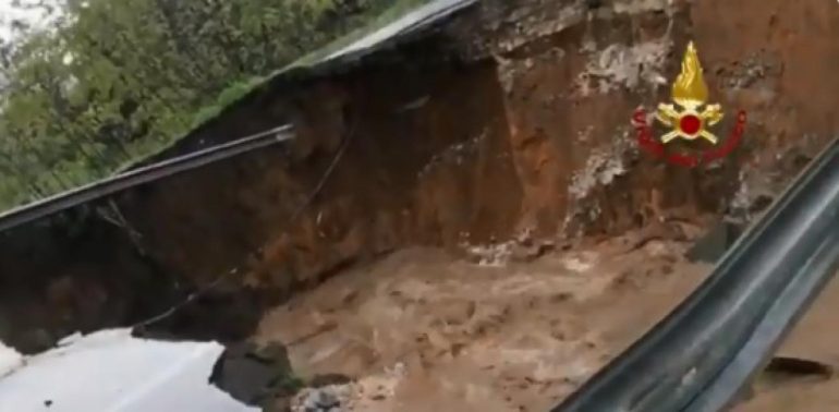 Voragine sul Circeo, trovata l’auto ma non il conducente: inghiottito dall’acqua