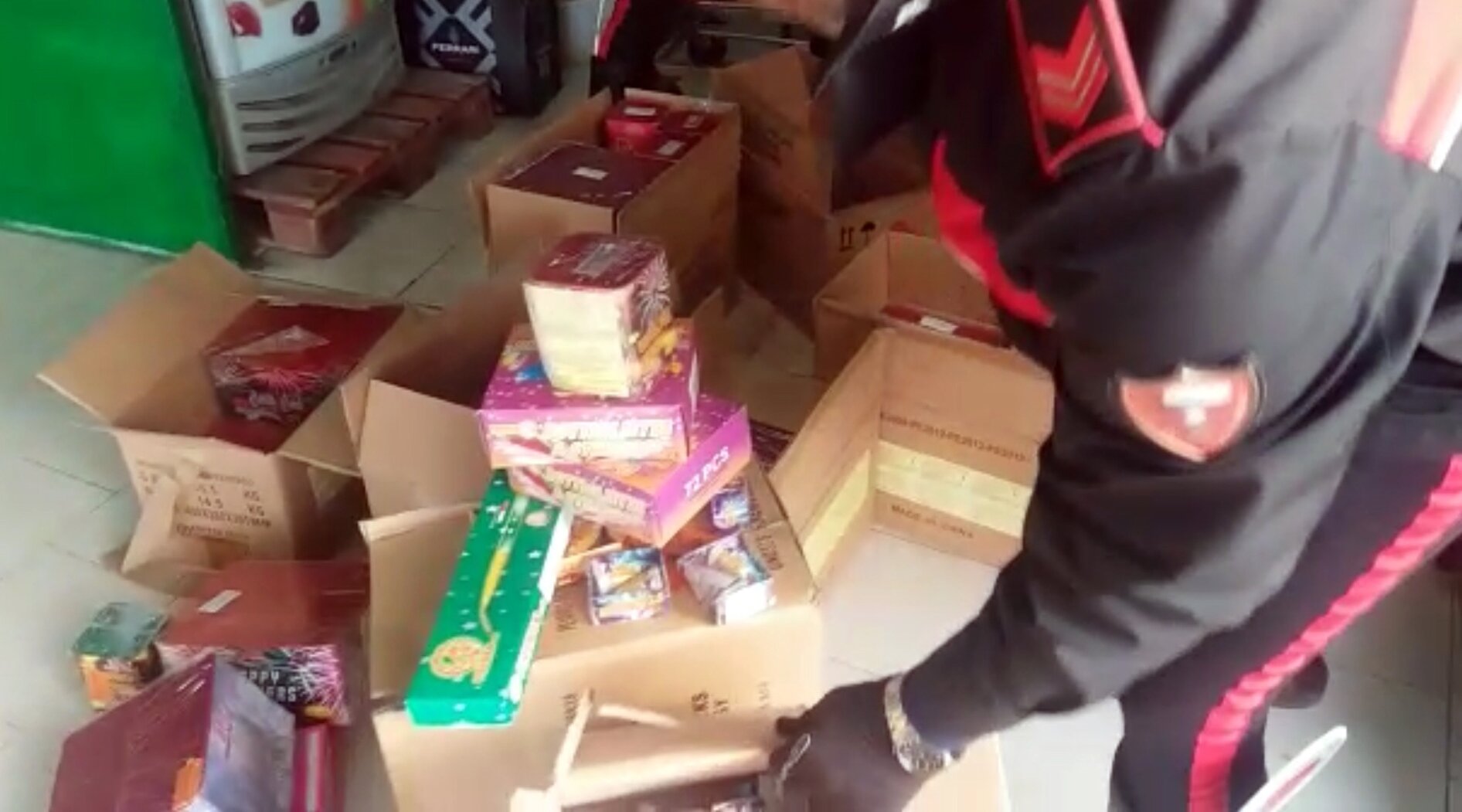 Napoli, fioraio sorpreso a Ponticelli con botti illegali: finisce ai domiciliari