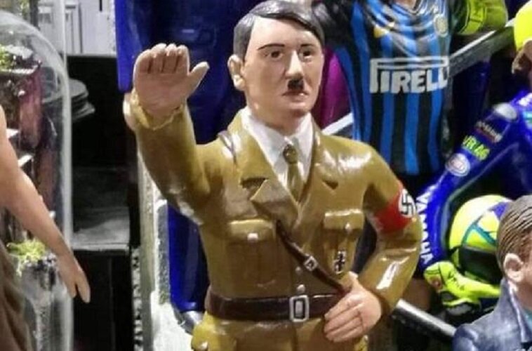 Napoli, statuetta di Hitler a San Gregorio, il Comune chiede la rimozione. L’autore: ‘Lavoro su commissione, ho sbagliato ad esporla’