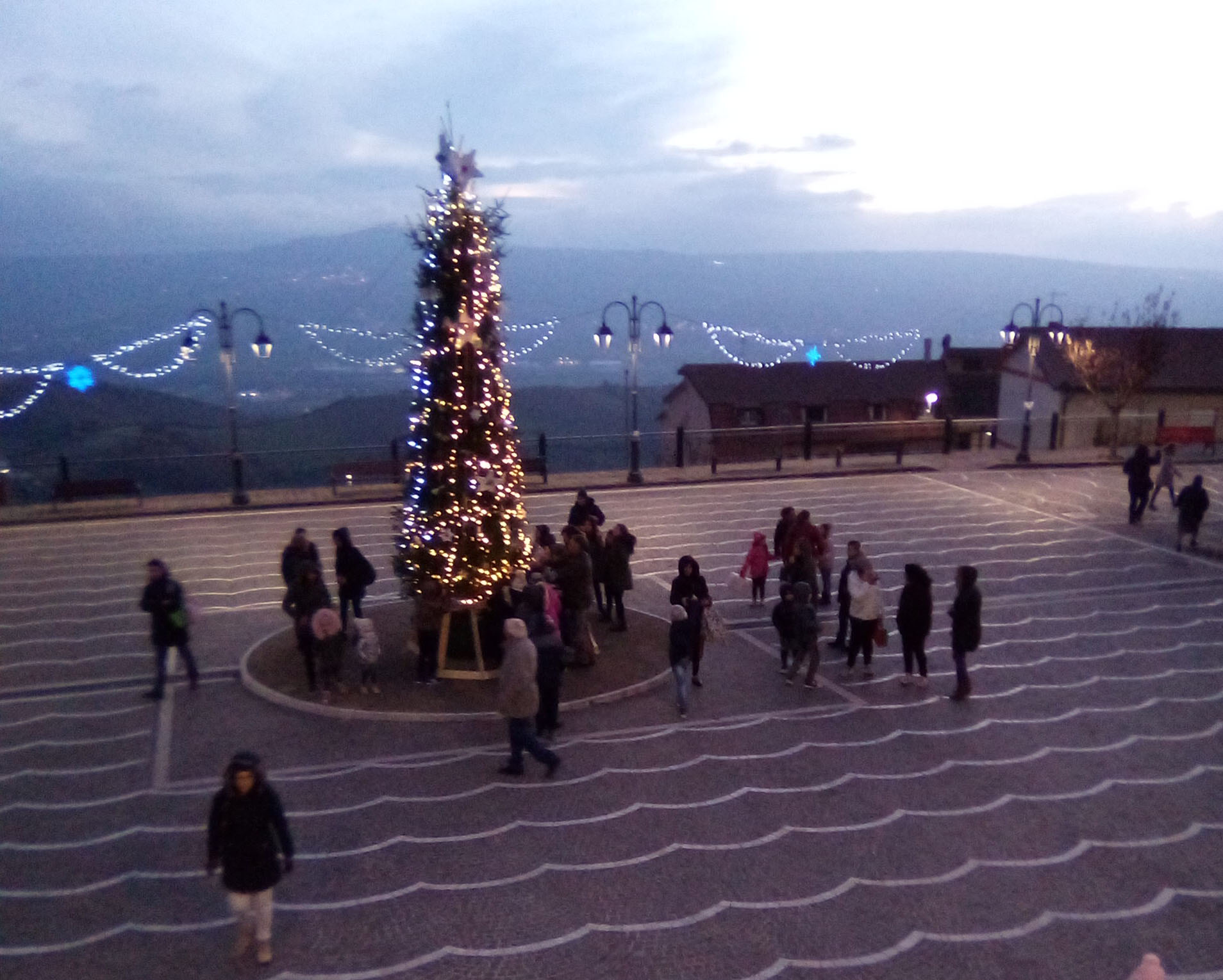 Flumeri , allestito in piazza San Rocco il tradizionale Albero di Natale