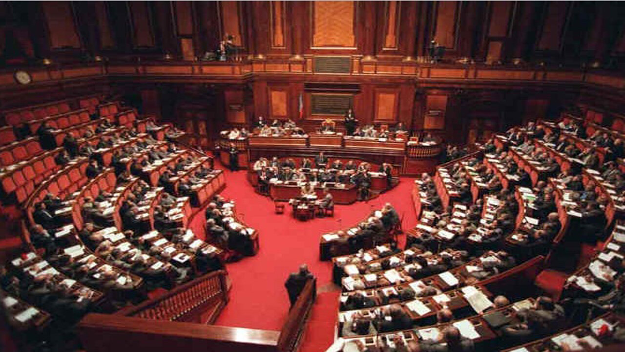 Il Senato vota la fiducia al maxi emandamento sulla manovra: le opposizioni protestano