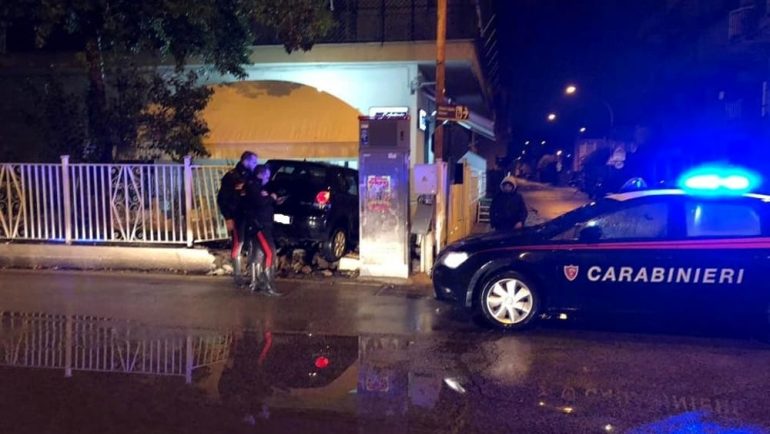 Auto finisce nel bar ancora aperto: tragedia sfiorata nella notte